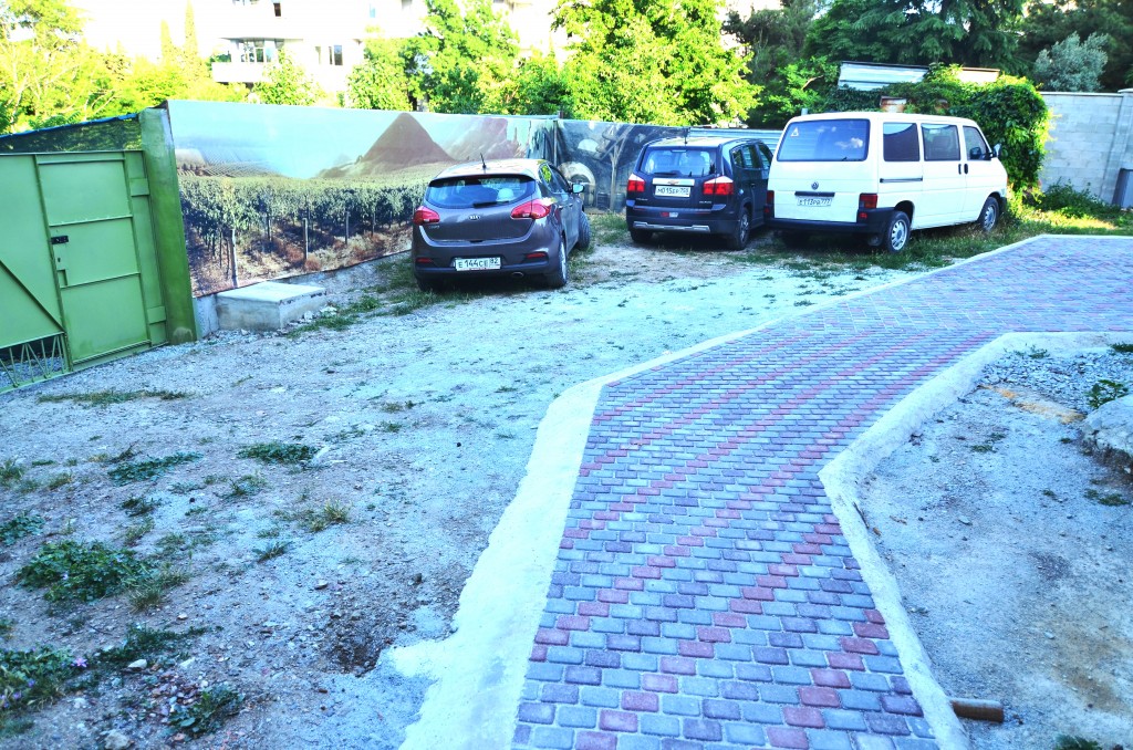 Место парковки на территории базы